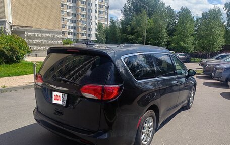 Chrysler Voyager, 2020 год, 2 700 000 рублей, 3 фотография