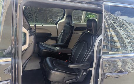 Chrysler Voyager, 2020 год, 2 700 000 рублей, 14 фотография