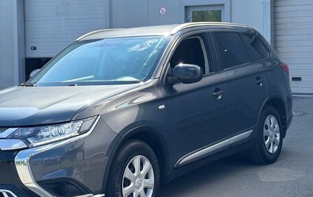 Mitsubishi Outlander III рестайлинг 3, 2021 год, 2 100 000 рублей, 3 фотография