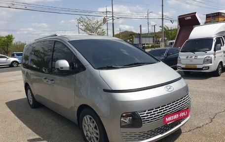 Hyundai Staria, 2022 год, 2 800 000 рублей, 2 фотография