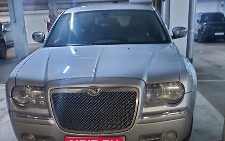 Chrysler 300C II, 2005 год, 1 700 000 рублей, 13 фотография