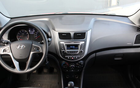 Hyundai Solaris II рестайлинг, 2015 год, 995 000 рублей, 18 фотография