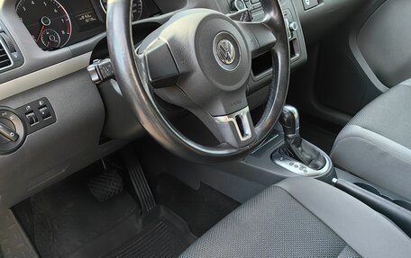 Volkswagen Touran III, 2011 год, 1 265 000 рублей, 24 фотография