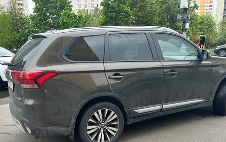 Mitsubishi Outlander III рестайлинг 3, 2019 год, 2 350 000 рублей, 5 фотография