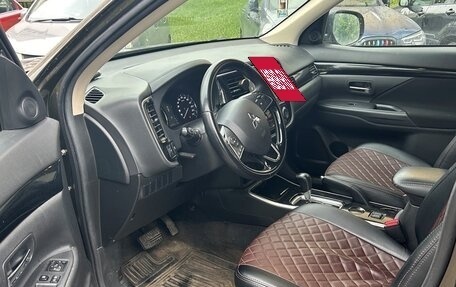 Mitsubishi Outlander III рестайлинг 3, 2019 год, 2 350 000 рублей, 10 фотография