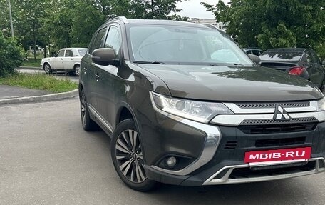 Mitsubishi Outlander III рестайлинг 3, 2019 год, 2 350 000 рублей, 4 фотография