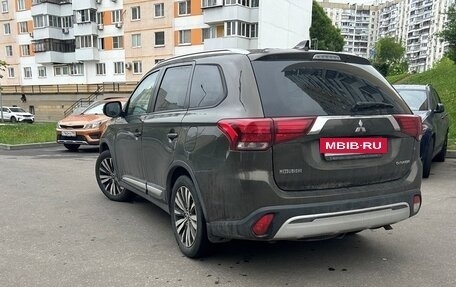 Mitsubishi Outlander III рестайлинг 3, 2019 год, 2 350 000 рублей, 6 фотография