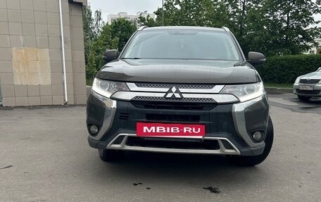 Mitsubishi Outlander III рестайлинг 3, 2019 год, 2 350 000 рублей, 3 фотография
