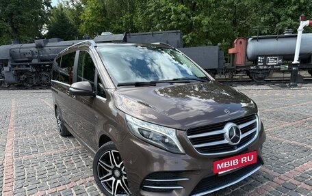 Mercedes-Benz V-Класс, 2017 год, 4 400 000 рублей, 3 фотография