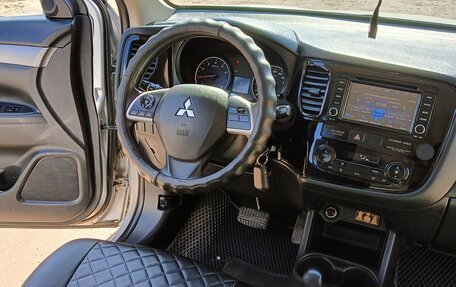 Mitsubishi Outlander III рестайлинг 3, 2014 год, 1 470 000 рублей, 3 фотография