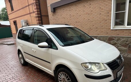 Volkswagen Touran III, 2009 год, 644 000 рублей, 2 фотография