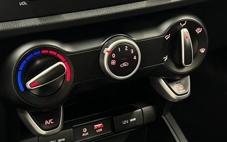 KIA Rio IV, 2018 год, 999 000 рублей, 18 фотография