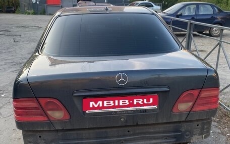 Mercedes-Benz E-Класс, 1998 год, 450 000 рублей, 3 фотография