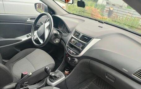 Hyundai Solaris II рестайлинг, 2012 год, 750 000 рублей, 3 фотография