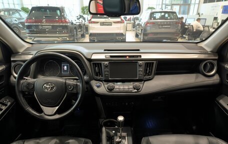 Toyota RAV4, 2017 год, 2 860 000 рублей, 14 фотография