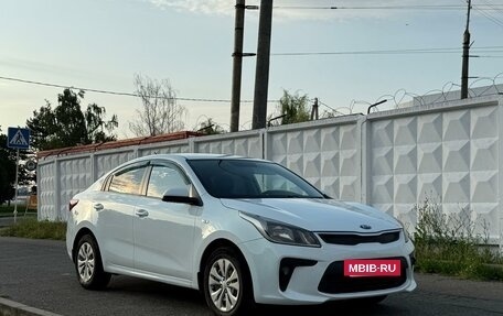 KIA Rio IV, 2018 год, 990 000 рублей, 2 фотография