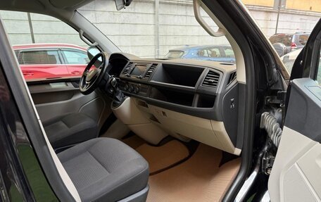 Volkswagen Caravelle T6 рестайлинг, 2018 год, 3 300 000 рублей, 2 фотография