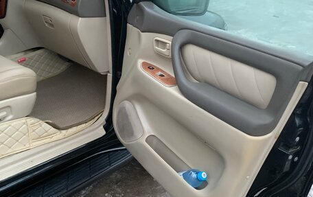 Toyota Land Cruiser 100 рестайлинг 2, 2004 год, 2 100 000 рублей, 31 фотография