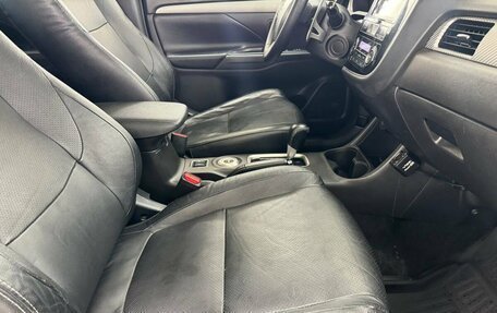 Mitsubishi Outlander III рестайлинг 3, 2013 год, 1 299 000 рублей, 10 фотография