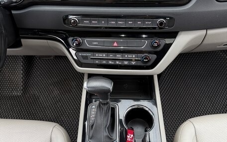 KIA Carnival III, 2018 год, 3 250 000 рублей, 22 фотография