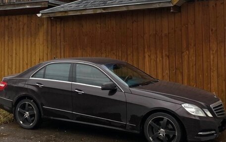 Mercedes-Benz E-Класс, 2011 год, 1 850 000 рублей, 2 фотография