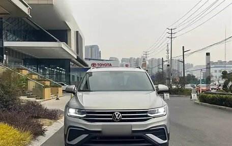 Volkswagen Tiguan II, 2023 год, 4 050 000 рублей, 2 фотография