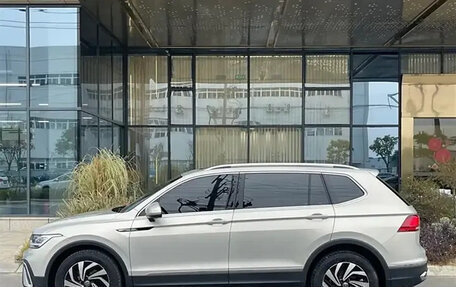 Volkswagen Tiguan II, 2023 год, 4 050 000 рублей, 5 фотография