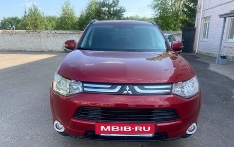 Mitsubishi Outlander III рестайлинг 3, 2013 год, 1 497 000 рублей, 13 фотография