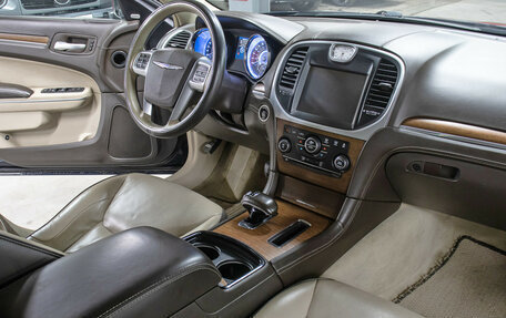 Chrysler 300C II, 2012 год, 1 298 000 рублей, 11 фотография