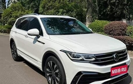 Volkswagen Tiguan II, 2023 год, 3 300 000 рублей, 2 фотография