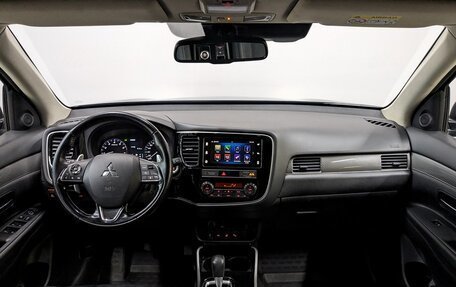 Mitsubishi Outlander III рестайлинг 3, 2019 год, 2 650 000 рублей, 10 фотография