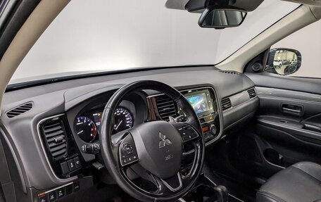 Mitsubishi Outlander III рестайлинг 3, 2019 год, 2 650 000 рублей, 15 фотография
