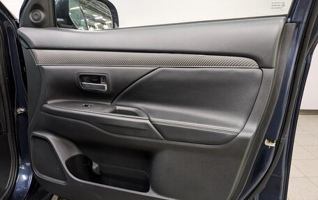 Mitsubishi Outlander III рестайлинг 3, 2019 год, 2 650 000 рублей, 13 фотография