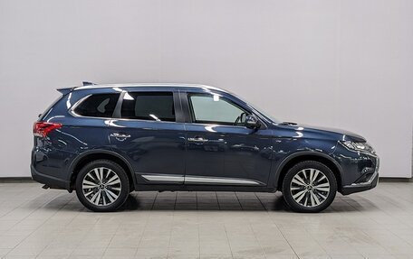Mitsubishi Outlander III рестайлинг 3, 2019 год, 2 650 000 рублей, 20 фотография