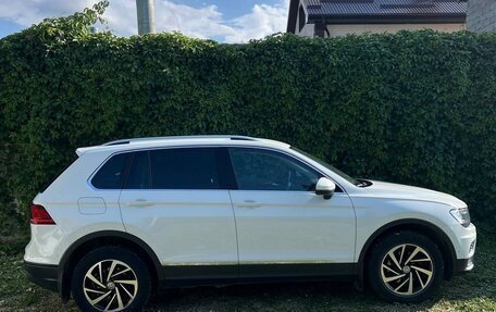 Volkswagen Tiguan II, 2018 год, 2 500 000 рублей, 3 фотография