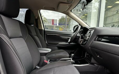 Mitsubishi Outlander III рестайлинг 3, 2018 год, 1 900 000 рублей, 10 фотография