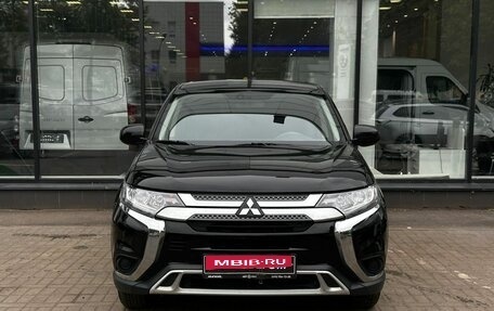 Mitsubishi Outlander III рестайлинг 3, 2018 год, 1 900 000 рублей, 2 фотография
