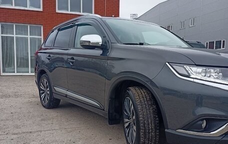 Mitsubishi Outlander III рестайлинг 3, 2020 год, 2 200 000 рублей, 3 фотография