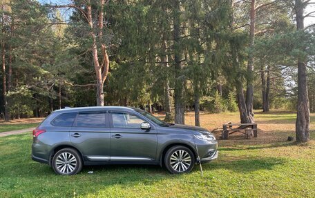 Mitsubishi Outlander III рестайлинг 3, 2020 год, 2 200 000 рублей, 2 фотография