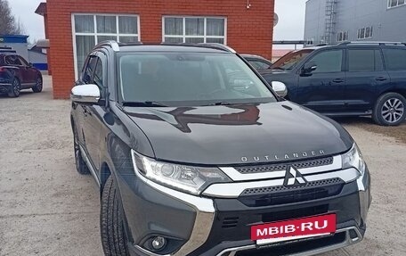 Mitsubishi Outlander III рестайлинг 3, 2020 год, 2 200 000 рублей, 6 фотография