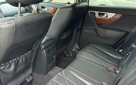 Infiniti QX70, 2014 год, 2 900 000 рублей, 21 фотография