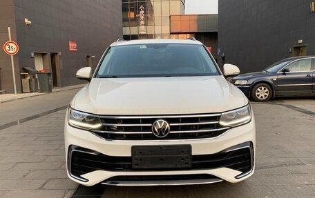 Volkswagen Tiguan II, 2021 год, 2 100 000 рублей, 2 фотография