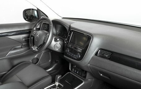 Mitsubishi Outlander III рестайлинг 3, 2019 год, 2 490 700 рублей, 4 фотография