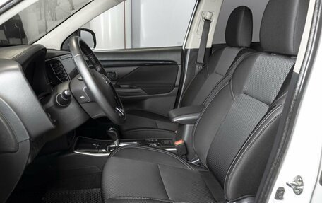 Mitsubishi Outlander III рестайлинг 3, 2019 год, 2 490 700 рублей, 11 фотография