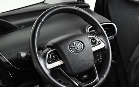Toyota Prius IV XW50, 2016 год, 1 499 000 рублей, 14 фотография