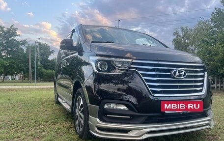 Hyundai Grand Starex Grand Starex I рестайлинг 2, 2018 год, 4 200 000 рублей, 3 фотография