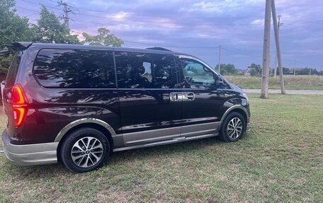 Hyundai Grand Starex Grand Starex I рестайлинг 2, 2018 год, 4 200 000 рублей, 10 фотография