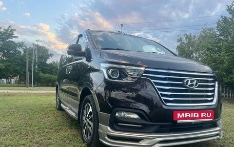 Hyundai Grand Starex Grand Starex I рестайлинг 2, 2018 год, 4 200 000 рублей, 2 фотография