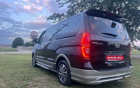 Hyundai Grand Starex Grand Starex I рестайлинг 2, 2018 год, 4 200 000 рублей, 6 фотография