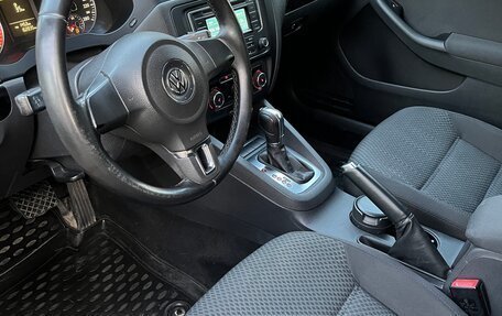 Volkswagen Jetta VI, 2011 год, 900 000 рублей, 13 фотография